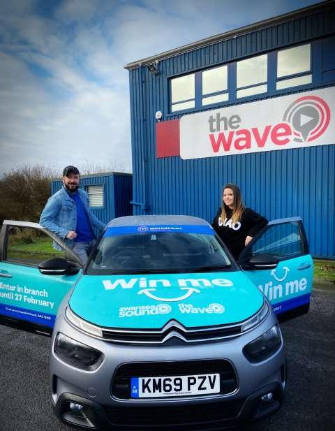 The Wave breakfast show presenters Leigh and Claire with the Citroen C4 Cactus 