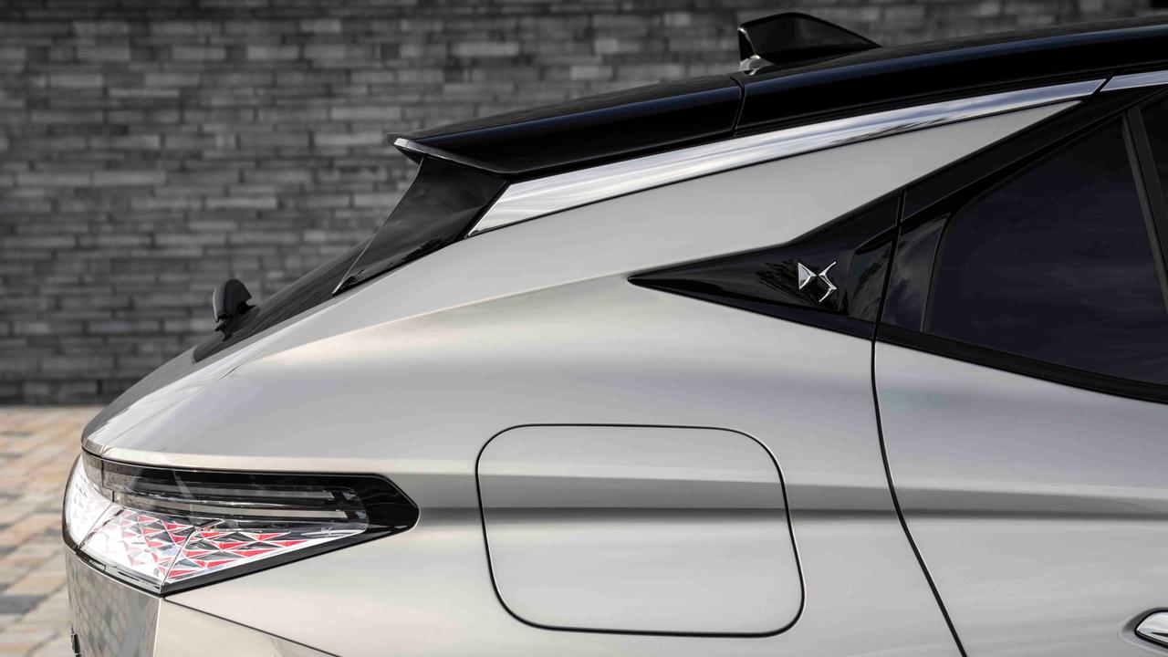 DS 4 side pillar detail