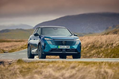 Peugeot e3008 front driving
