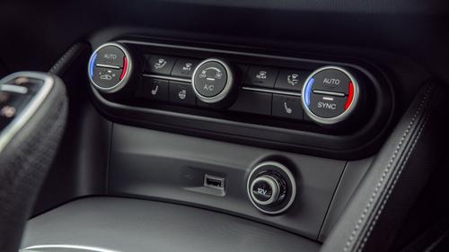 Alfa Romeo Stelvio air con controls