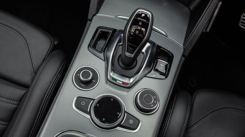Alfa Romeo Stelvio centre console