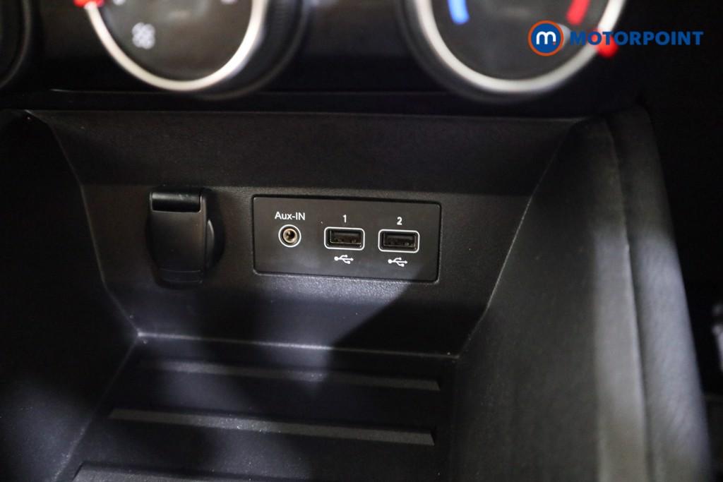 Renault Clio Iconic Manual Petrol Hatchback - Stock Number (1578869) - 8th supplementary image