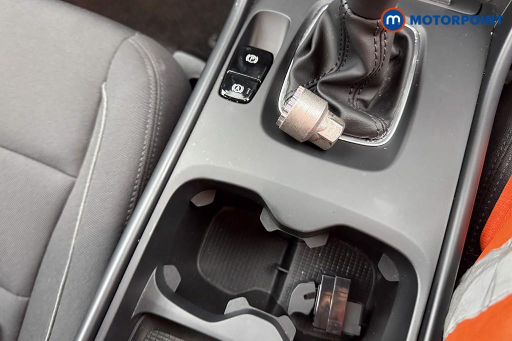 Volvo Xc40 Momentum Manual Petrol SUV - Stock Number (1599392) - Passenger side