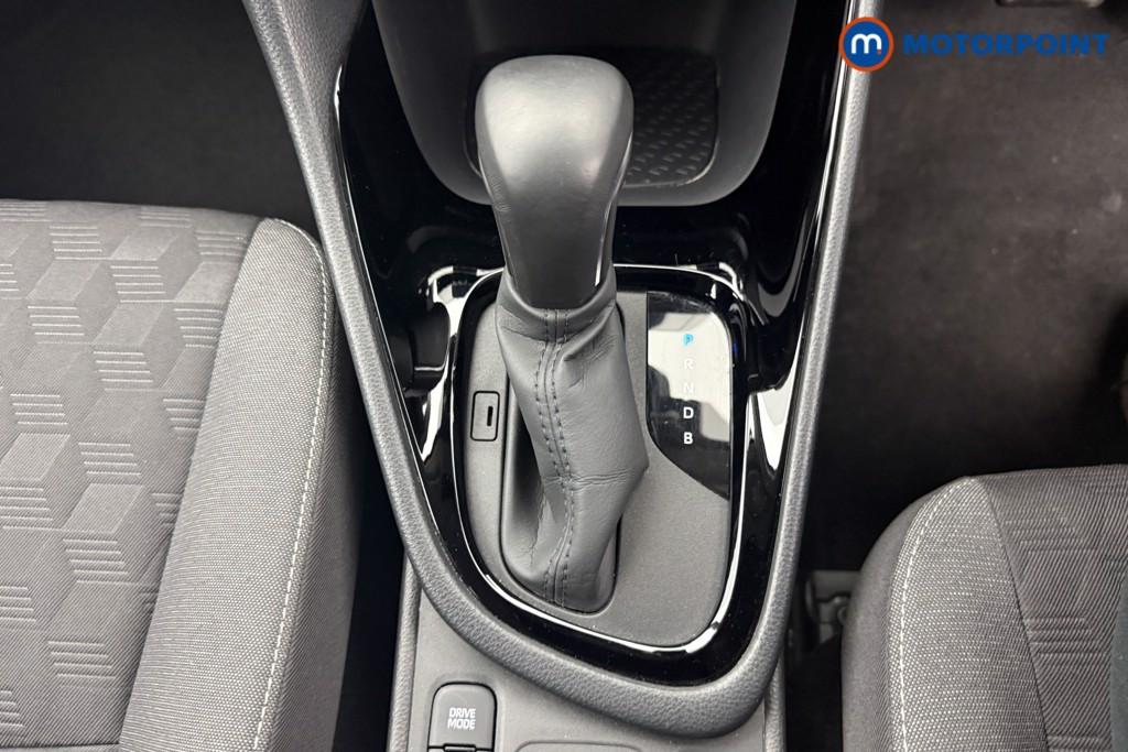 Toyota Yaris Design Automatic Petrol-Electric Hybrid Hatchback - Stock Number (1618627) - 8th supplementary image