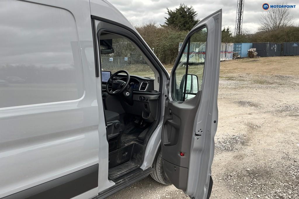 Ford Transit Limited Automatic Diesel Medium Roof Van - Stock Number (1607443) - 8th supplementary image