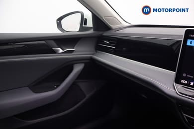 Volkswagen Passat Life Automatic Petrol Plug-In Hybrid Estate - Stock Number (1654189) - 10th supplementary image