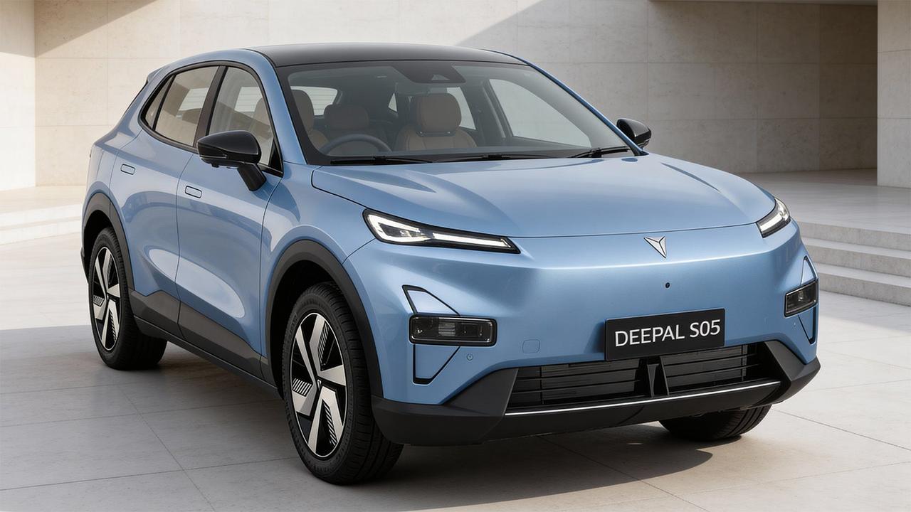 Changan Deepal S05 in blue, studio shot