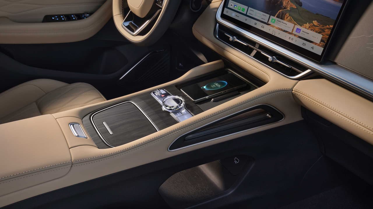 Geely Monjaro centre console