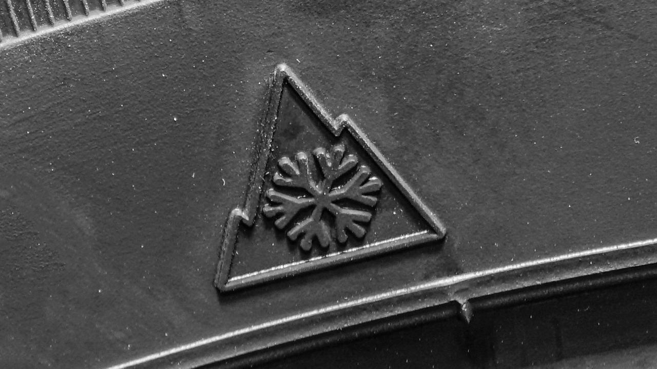 Three-peak mountain snowflake (3PMSF) icon on a tyre
