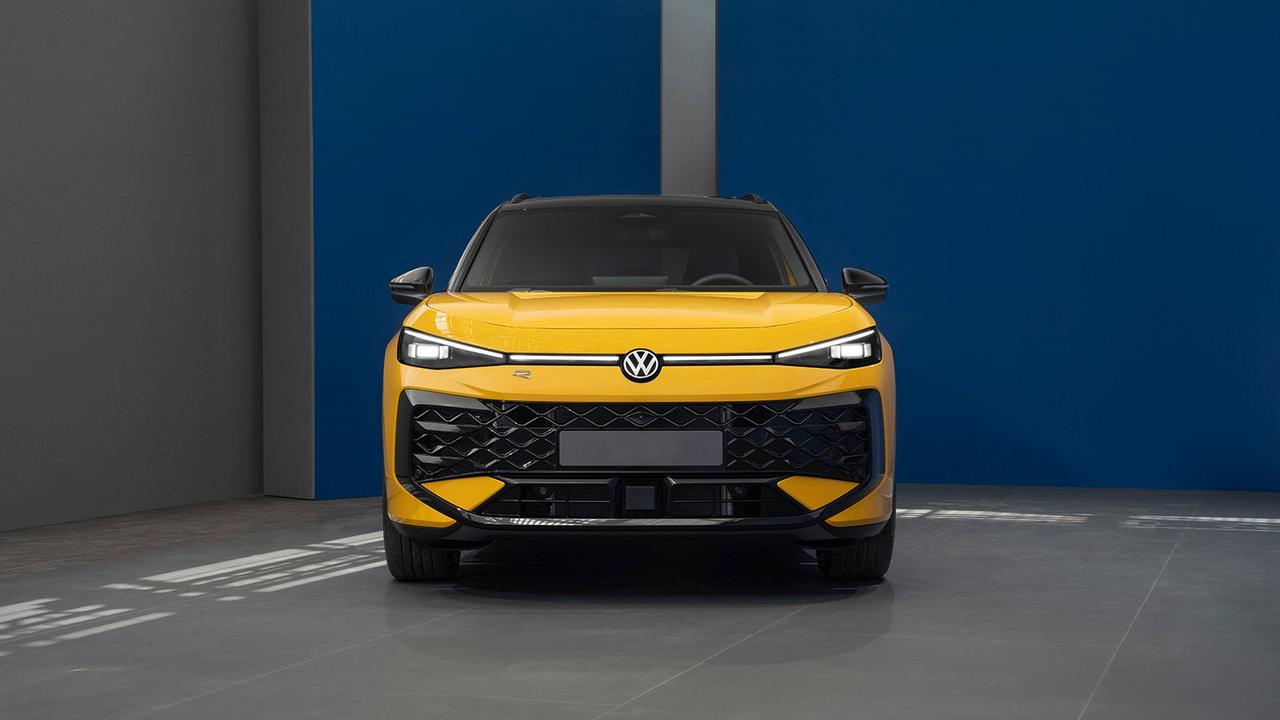 Volkswagen T-Roc in yellow, front shot