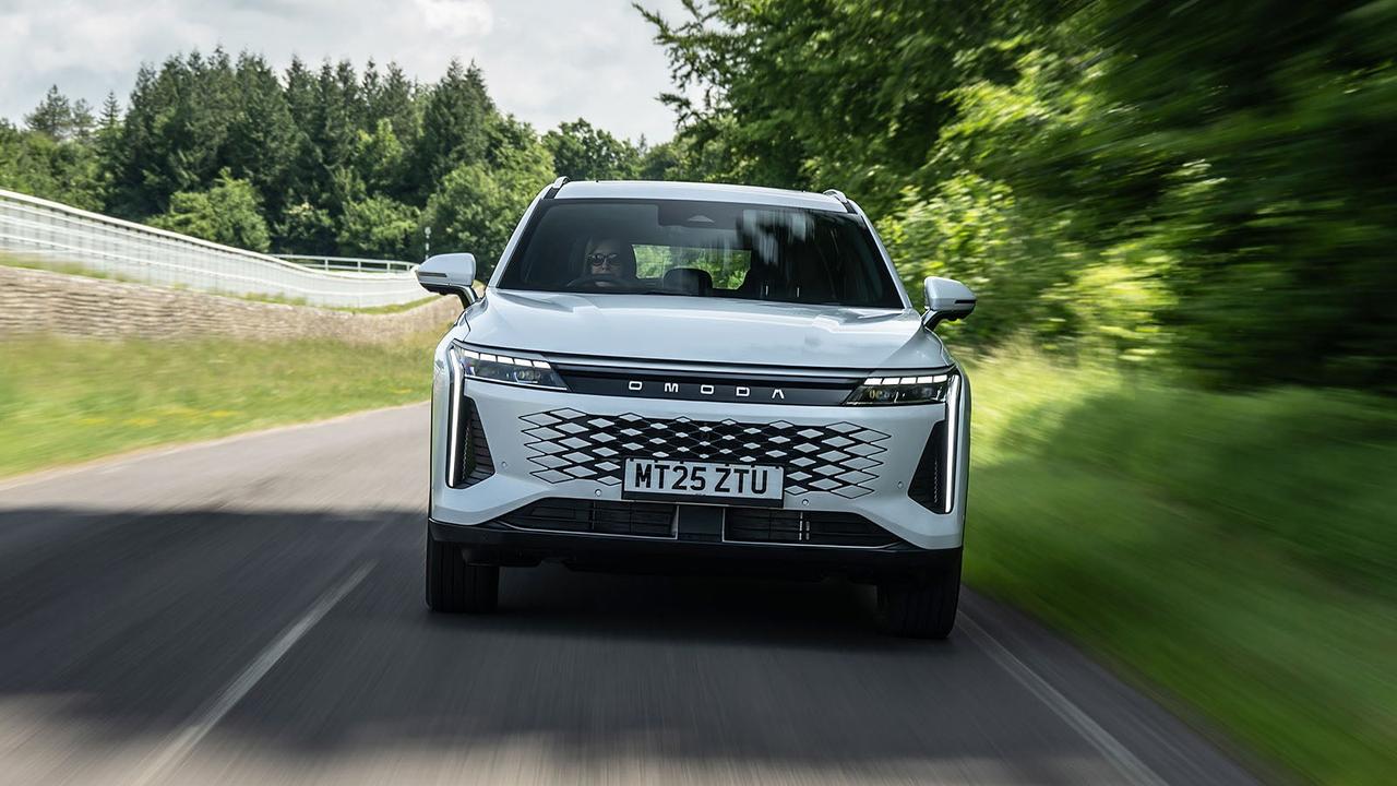 Omoda 9 in white, front on