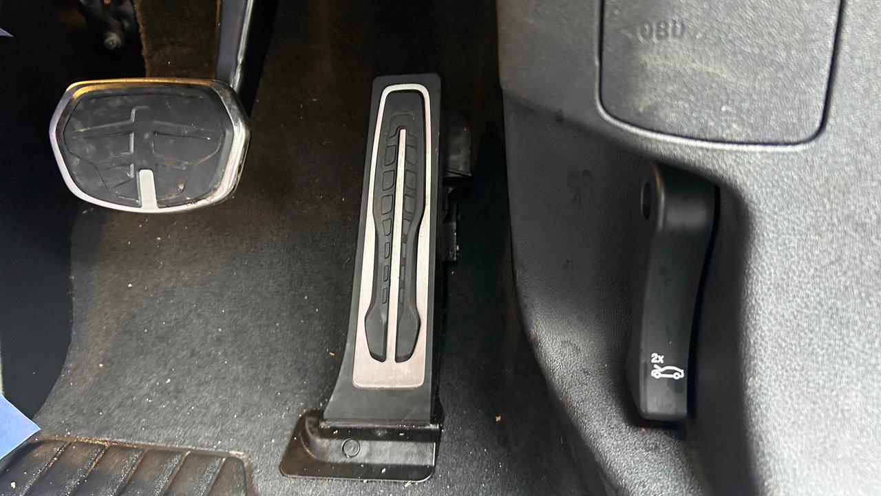 BMW 1 Series bonnet release