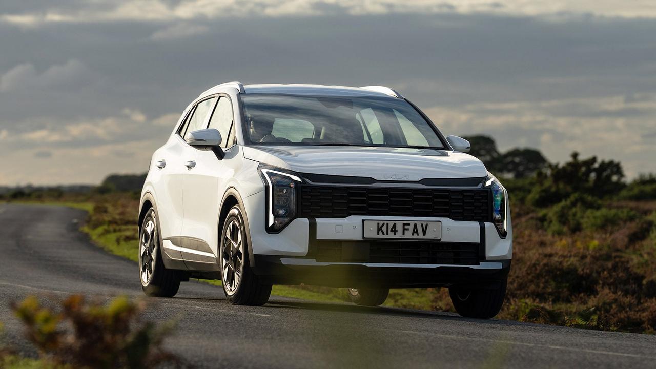Kia Sportage in white, front on