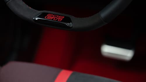 Peugeot E-208 GTi red detail