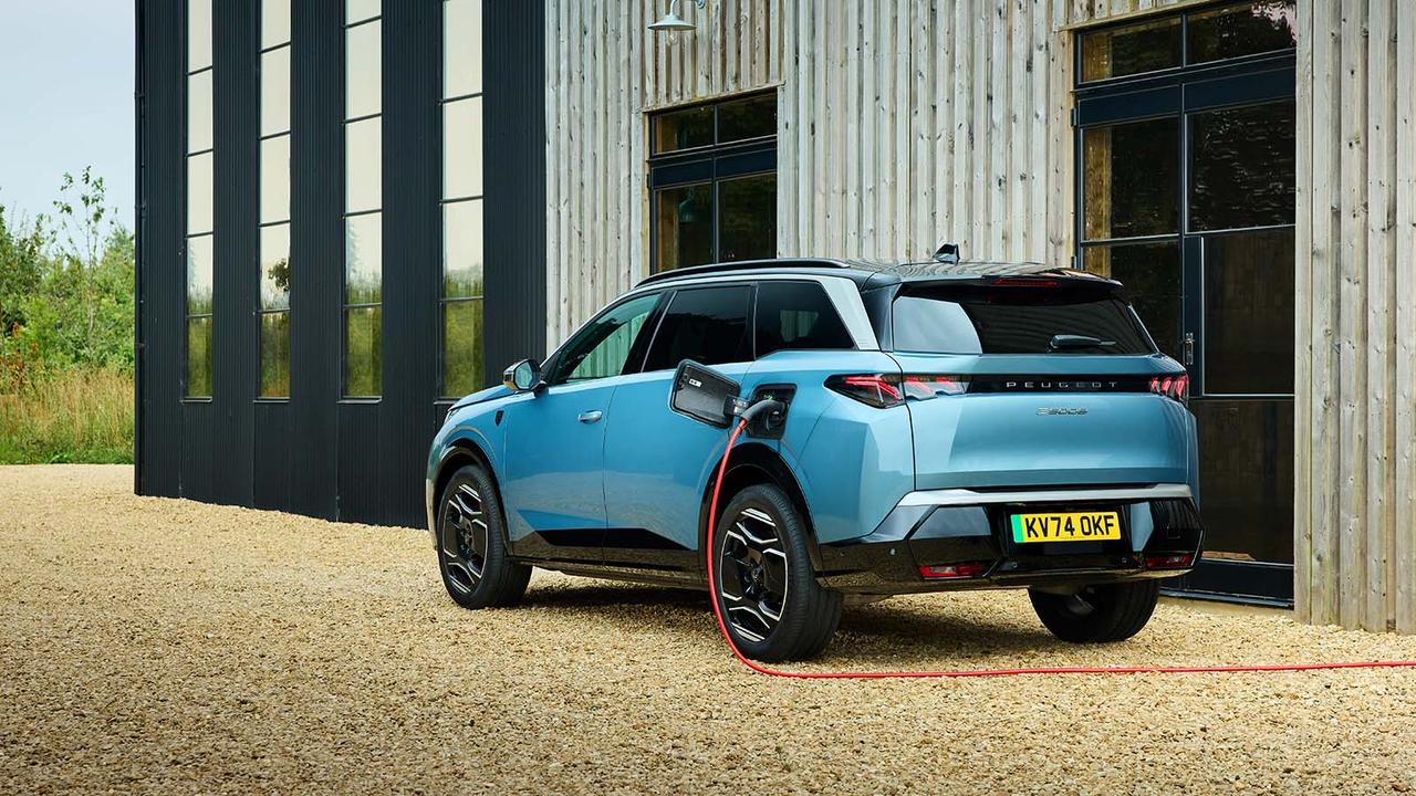Peugeot e-5008 charging
