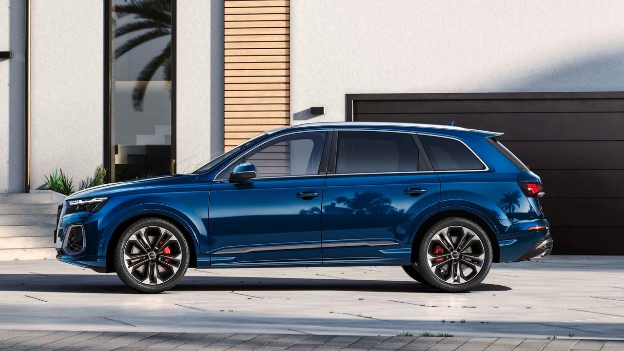 Audi Q7 parked outside luxury house, side view
