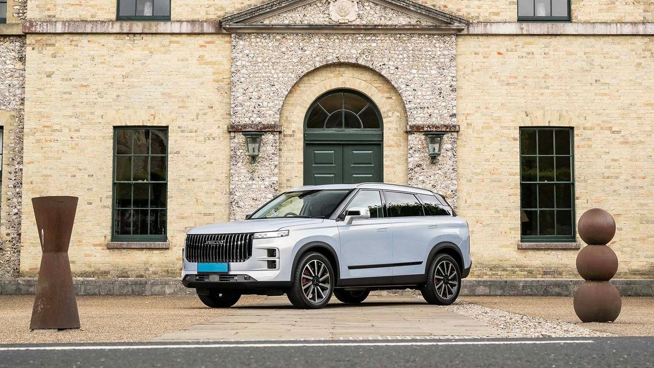 Jaecoo 7 in silver, front three quarter