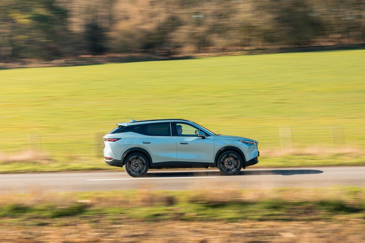 Omoda 7 side driving