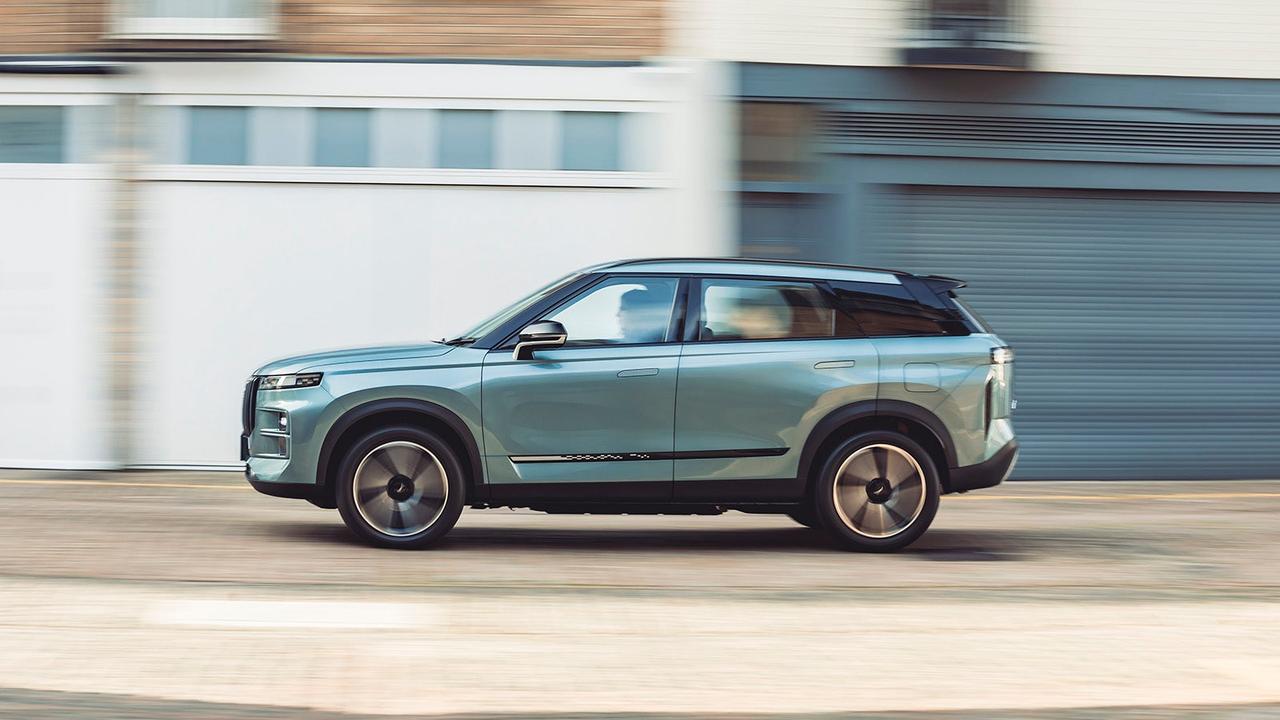 Jaecoo 7 in blue, side shot