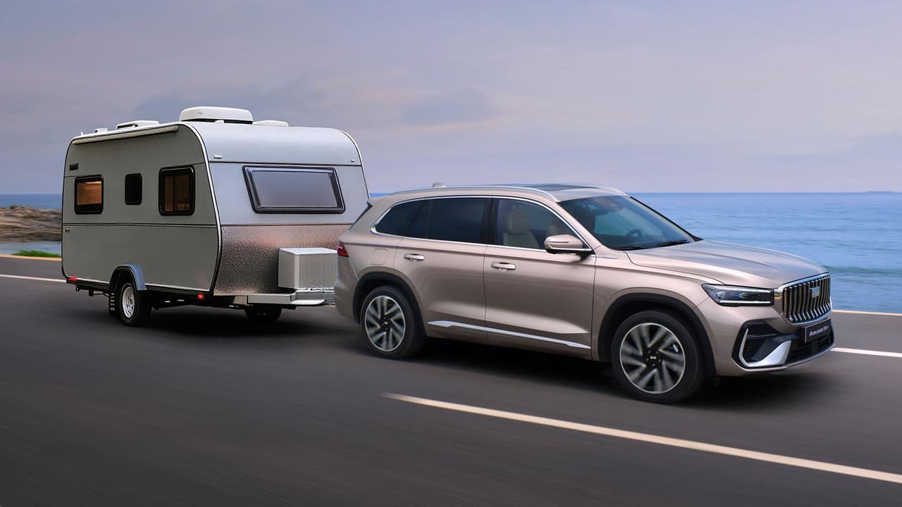 Geely Monjaro towing a caravan