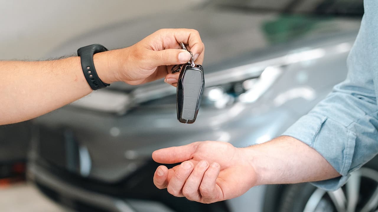Car sale, handing over keys
