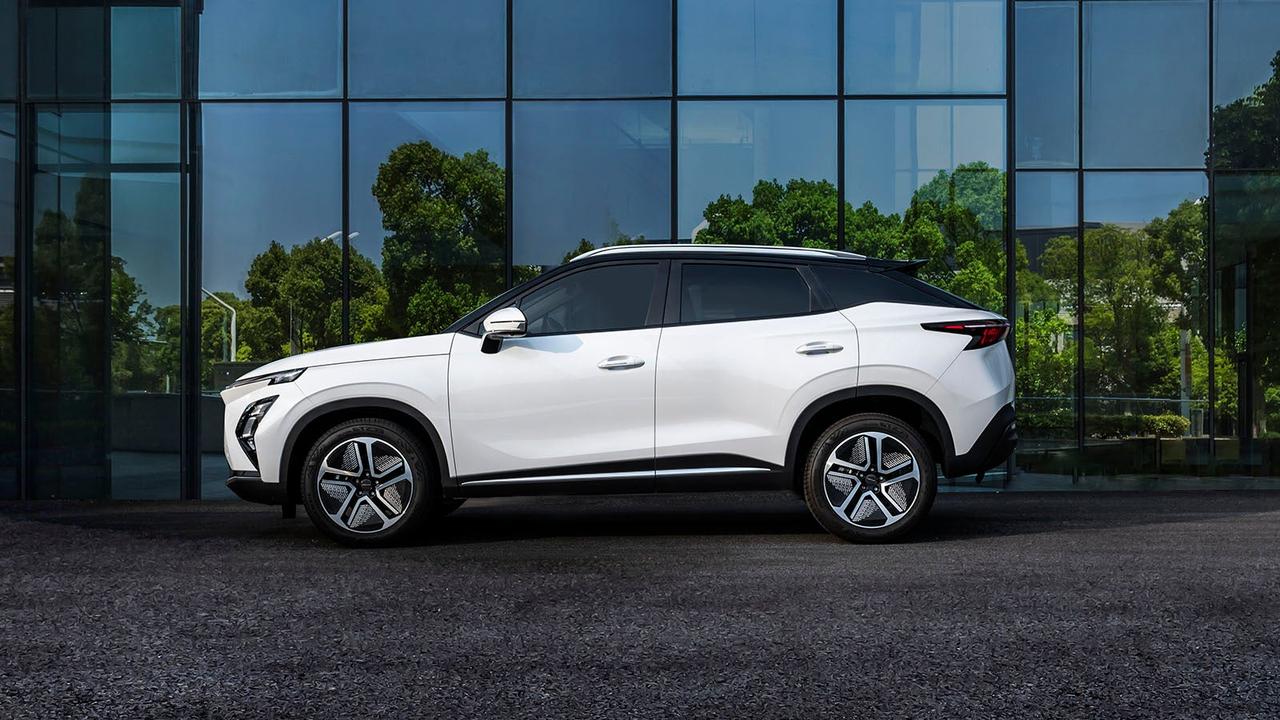 Omoda E5 in white, side on