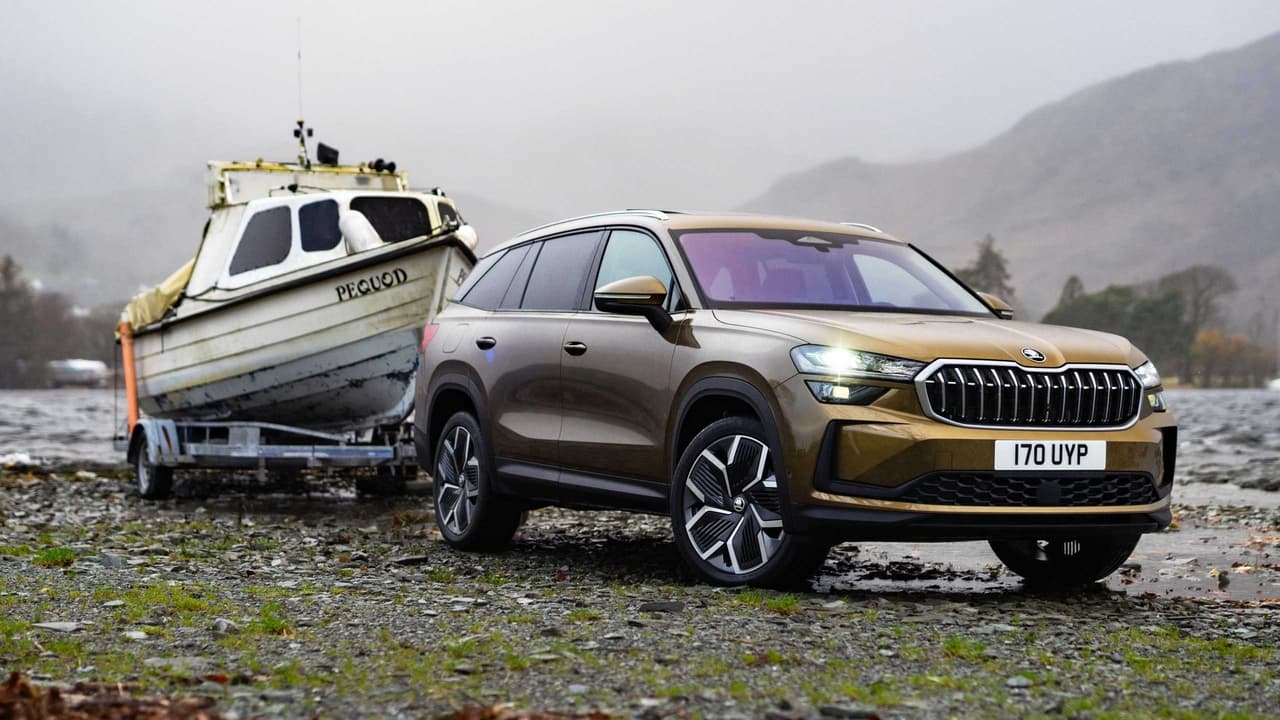 Skoda Kodiaq towing a boat