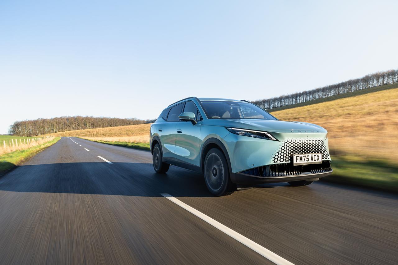 Omoda 7 PHEV front three quarters driving