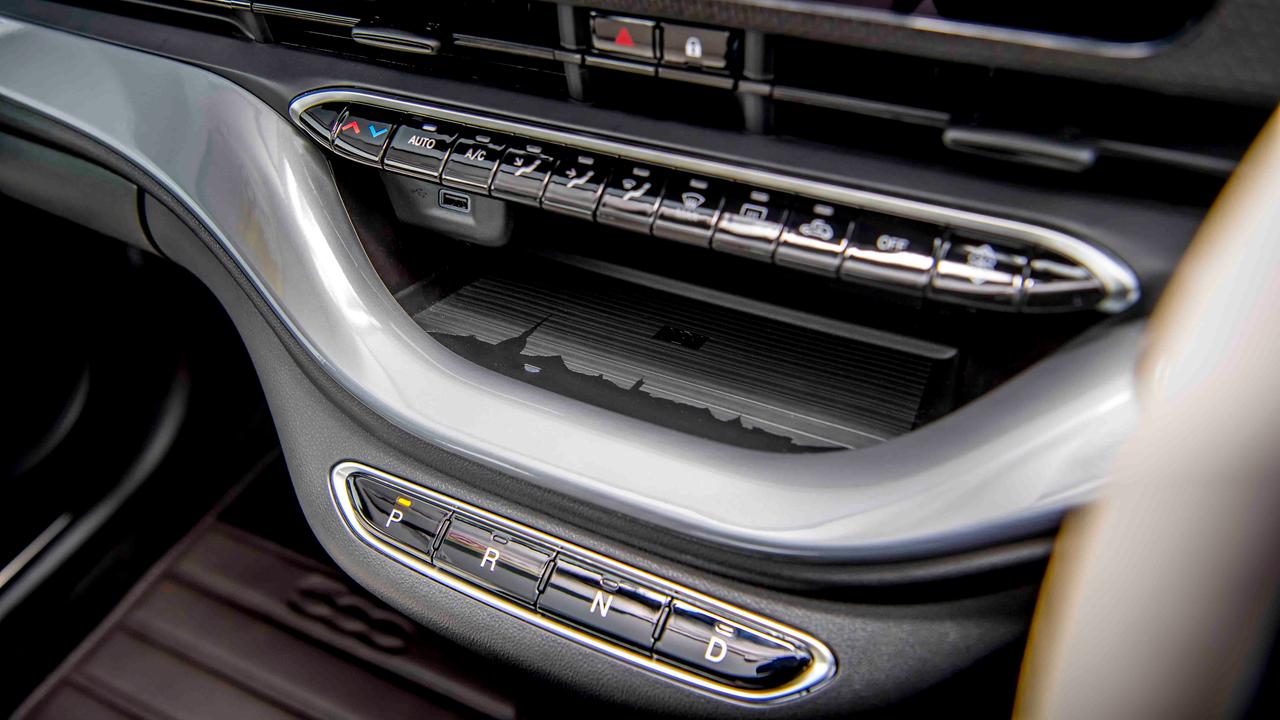 Fiat 500e climate and gear shift buttons