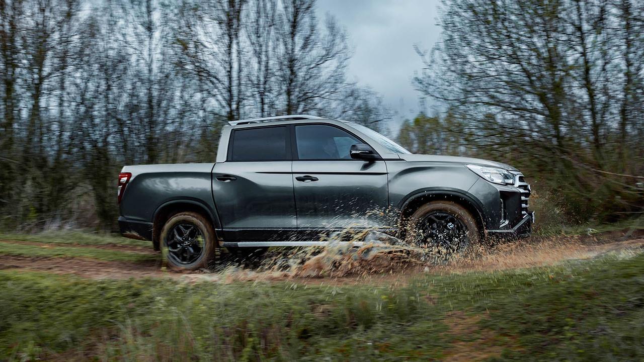 KGM Musso off-road, side