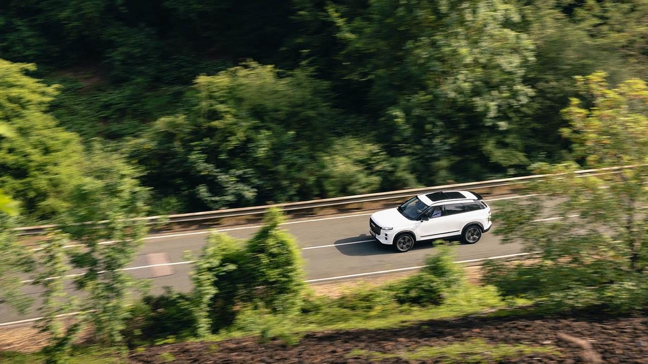 Jaecoo 7 in white, distance driving shot