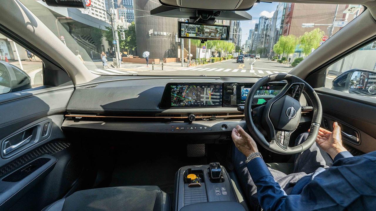 Nissan ProPilot 2.0 - driver with hands off the wheel
