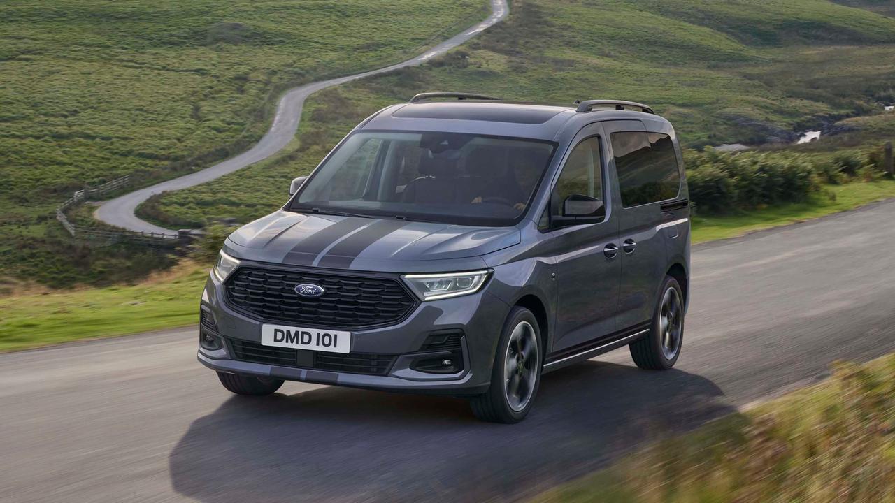 Ford Tourneo Connect driving