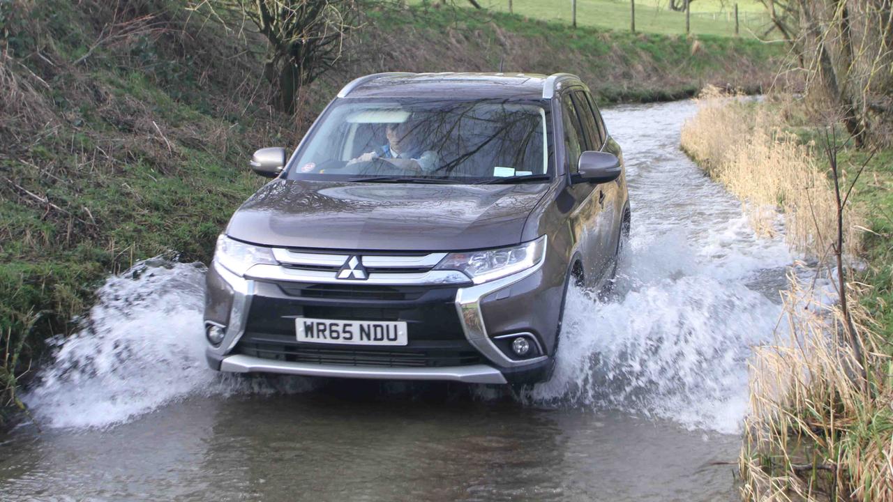 2015 Mitsubishi Outlander driving through river