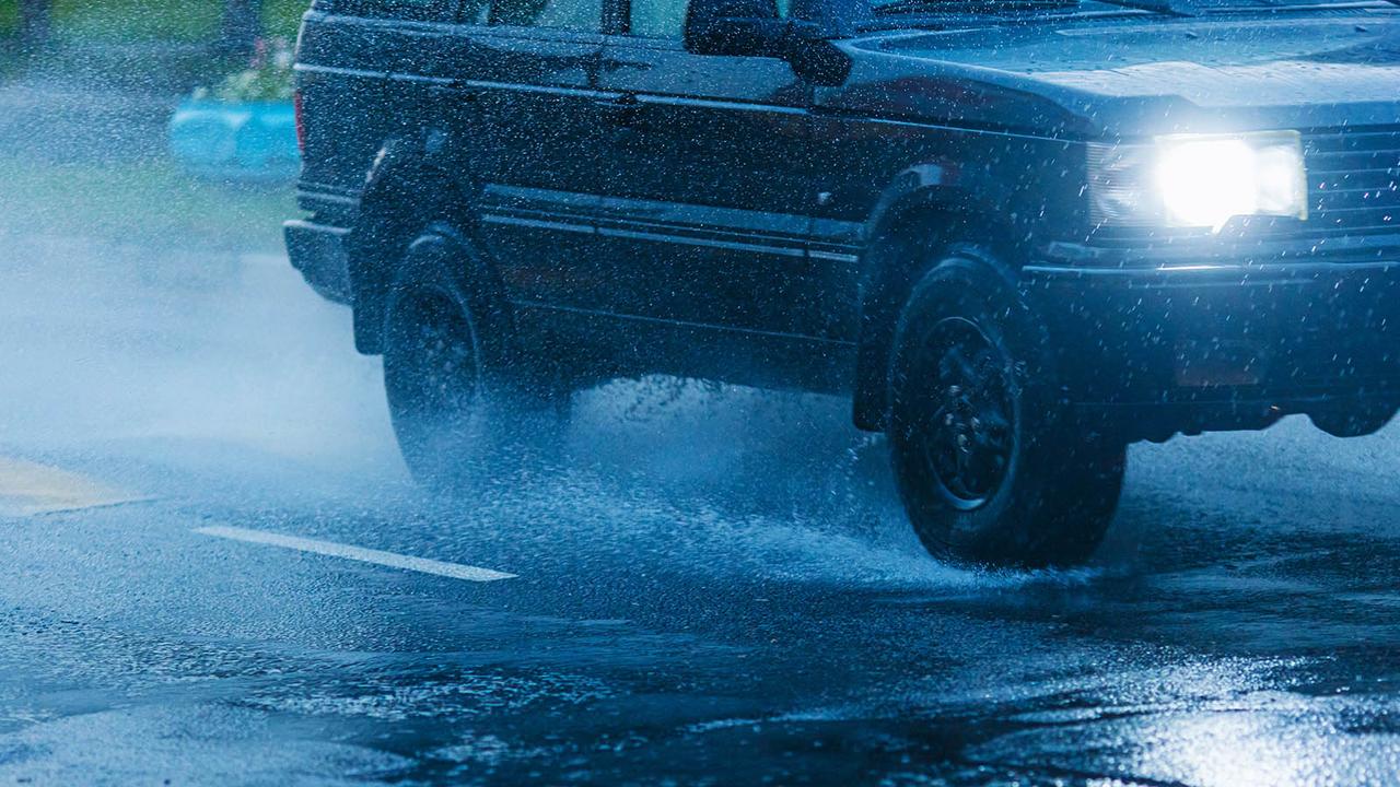 Range Rover (P38) driving in the wet