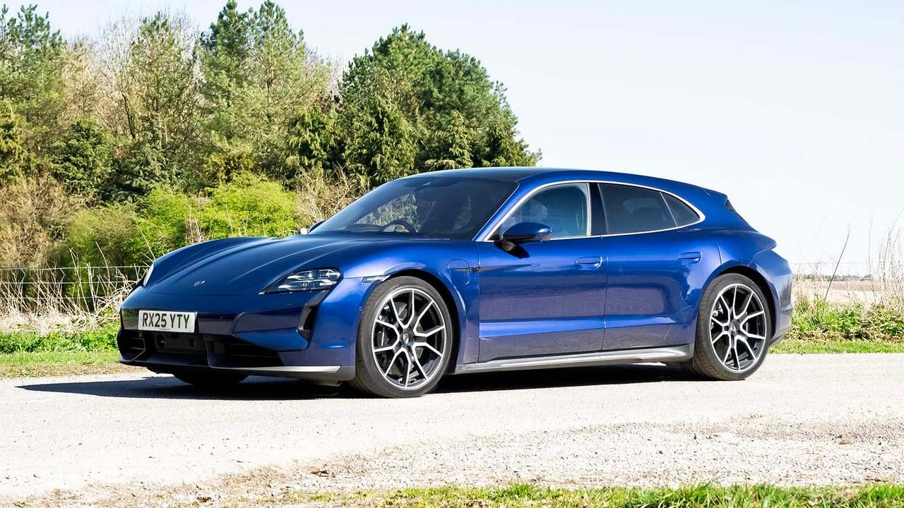 Porsche Taycan Sport Turismo in blue