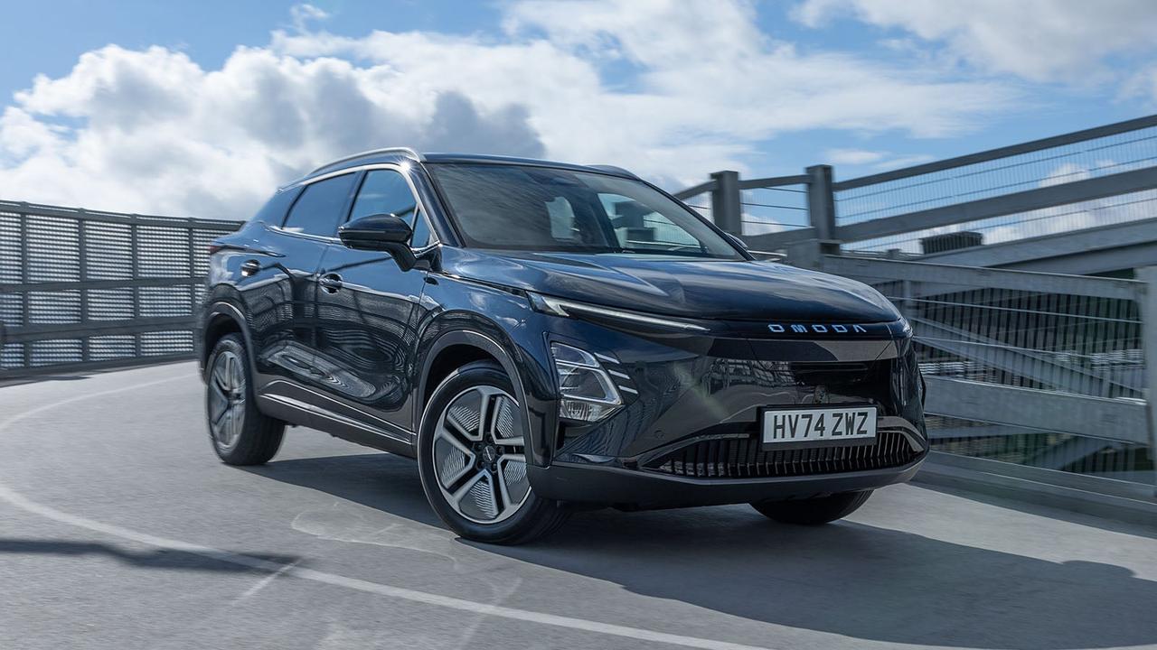 Omoda E5 in black, driving shot