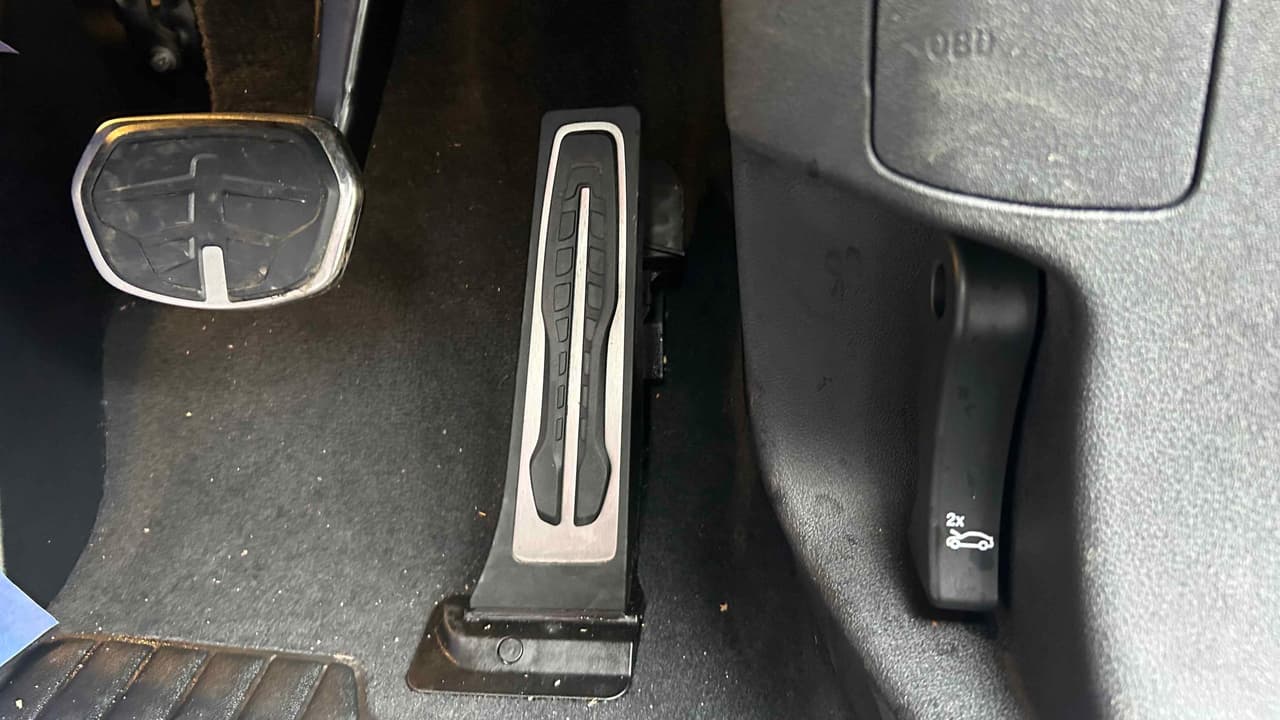 BMW 1 Series bonnet release