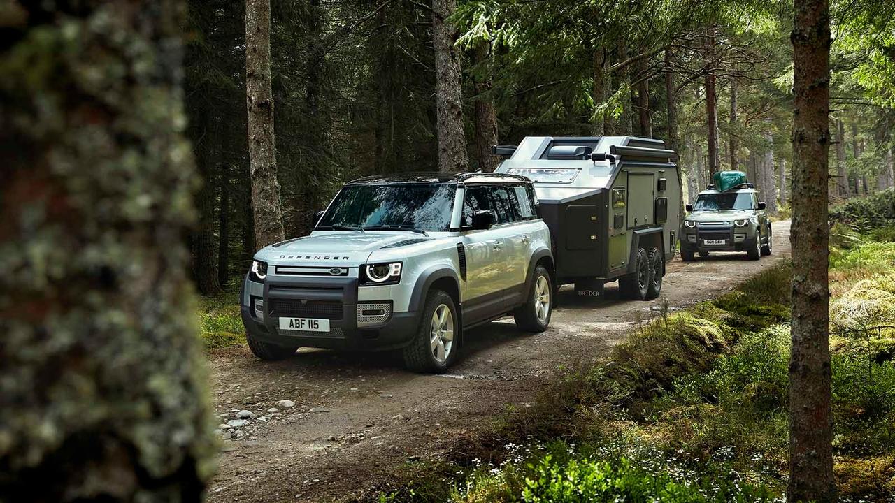 Land Rover Defender 110 in silver, towing