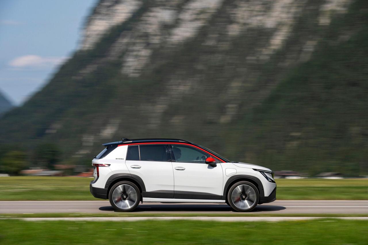Skoda Epiq side driving