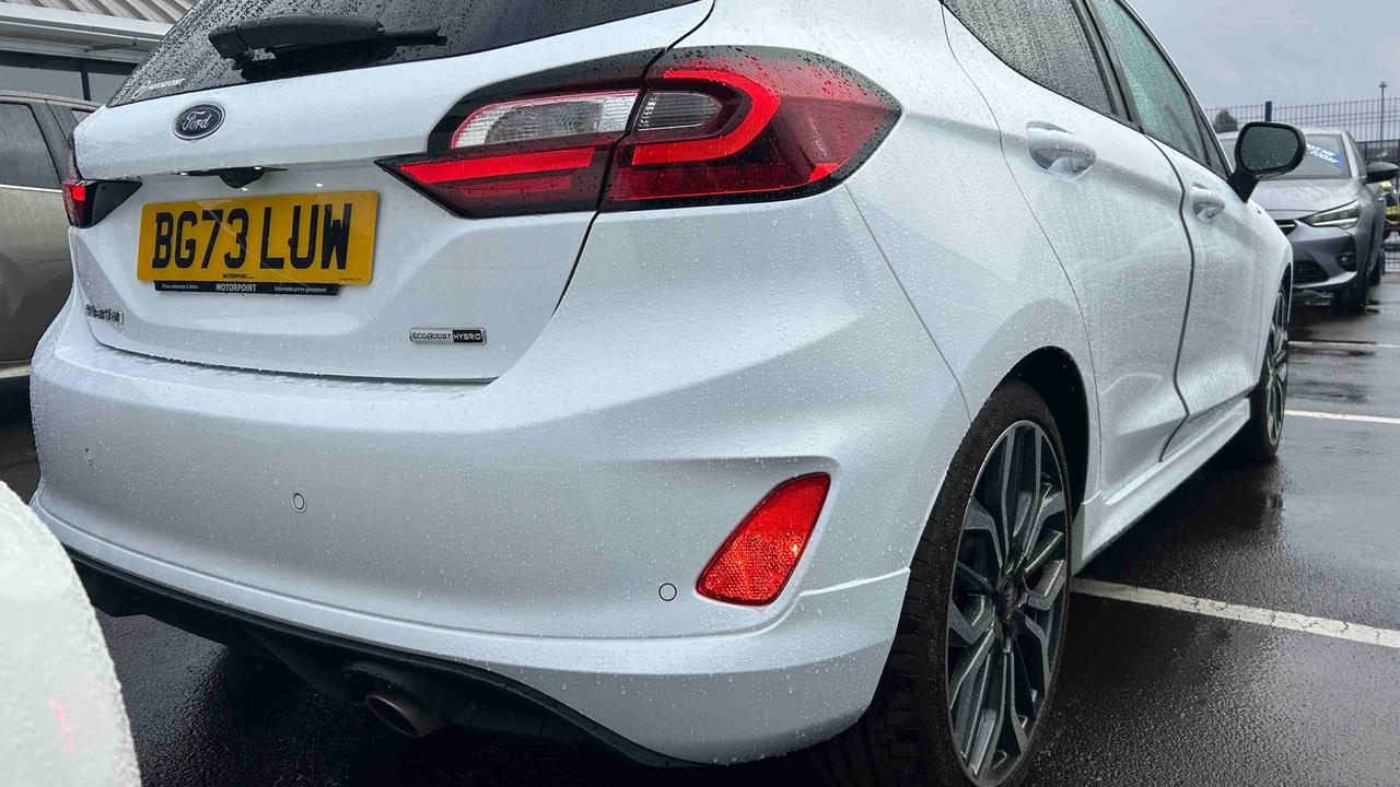 Ford Fiesta with rear fog light on