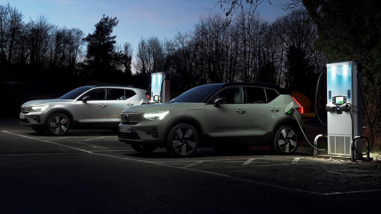 Pair of Volvo XC40s charging