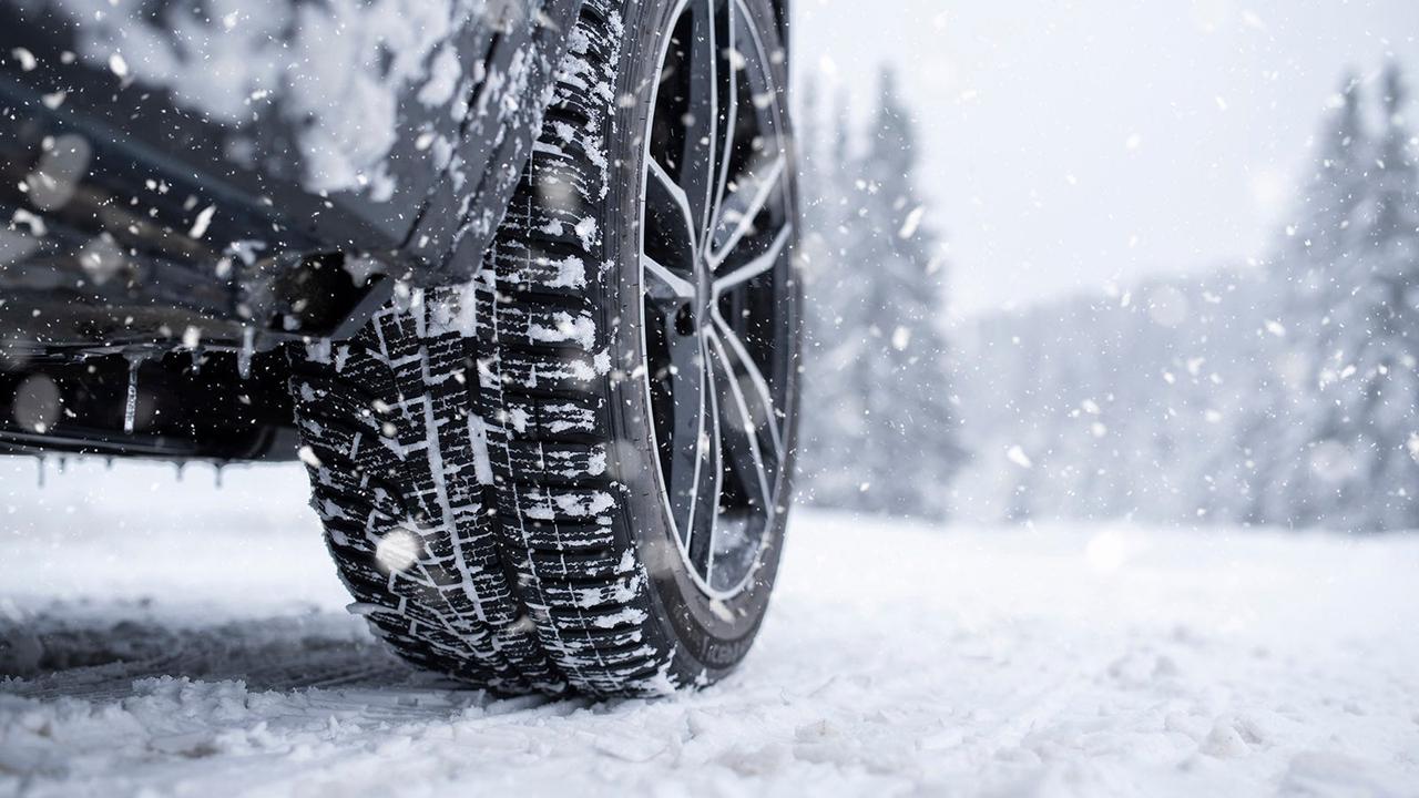 Car tyre in snow