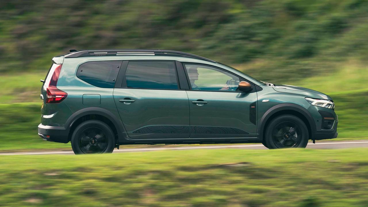 Dacia Jogger driving side view