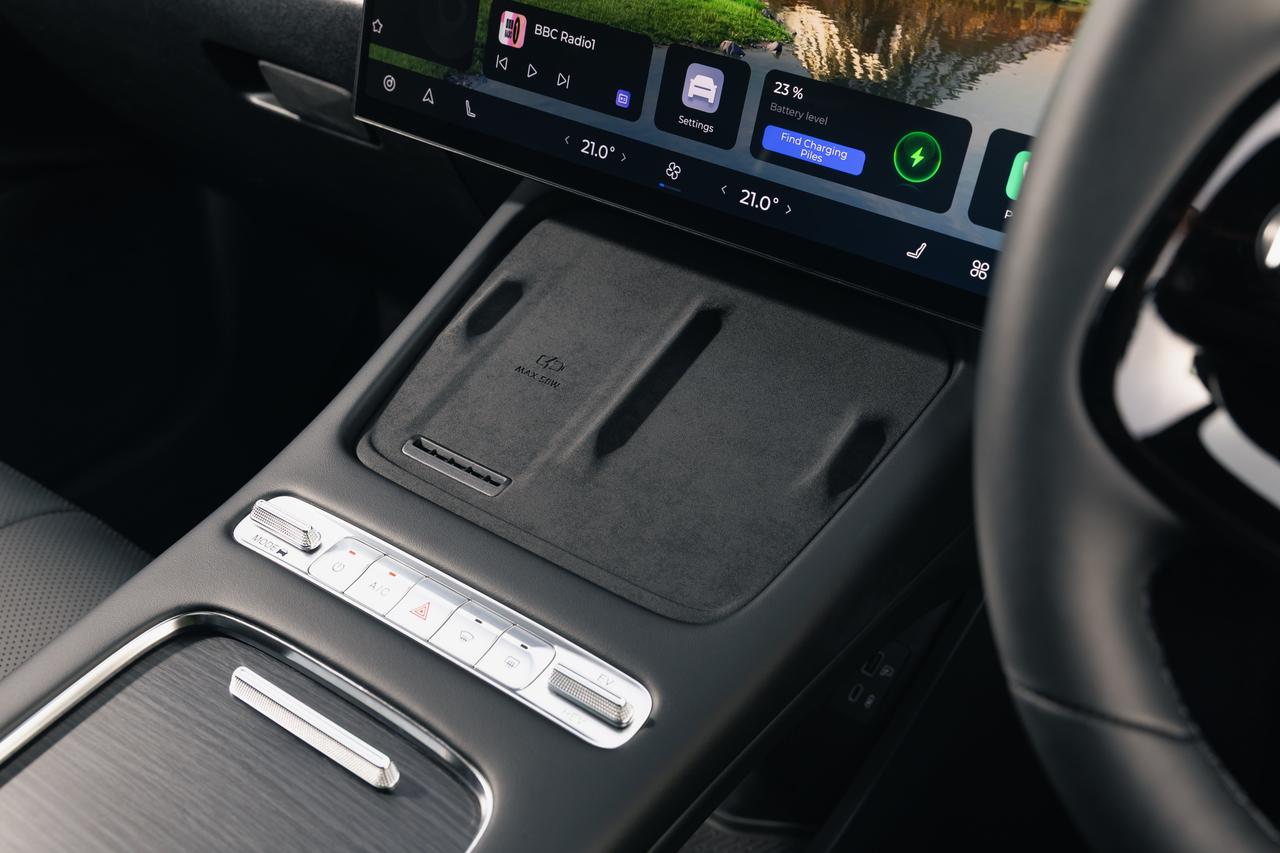 Omoda 7 wireless charger