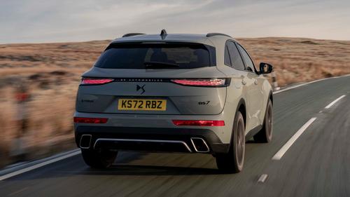 DS 7 driving rear view