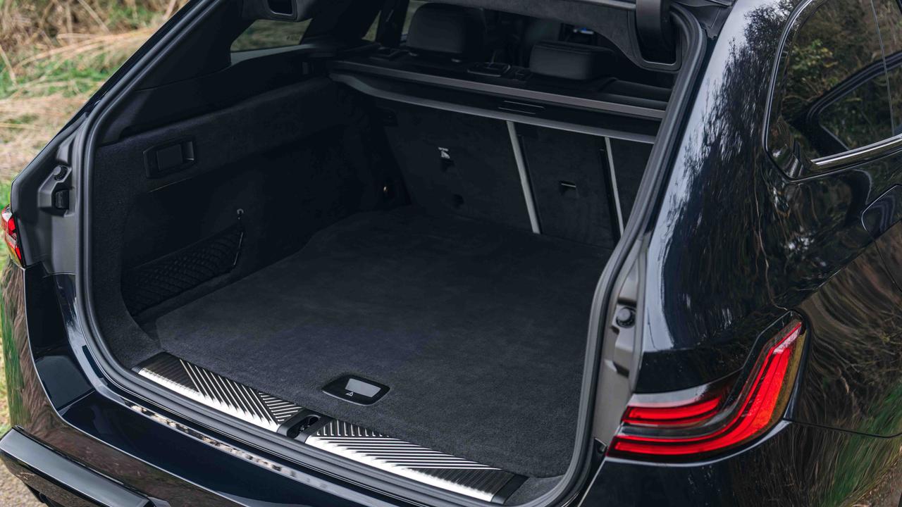 BMW M5 Touring boot