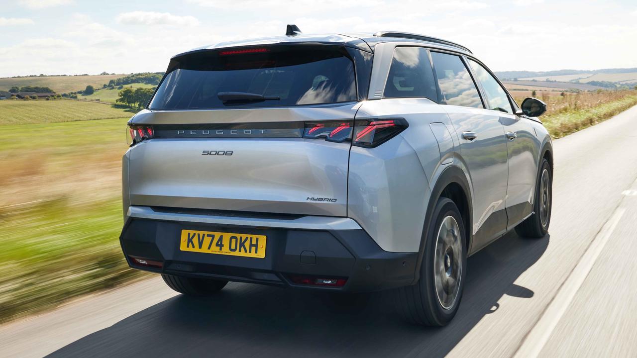 Peugeot 5008 Hybrid driving, rear