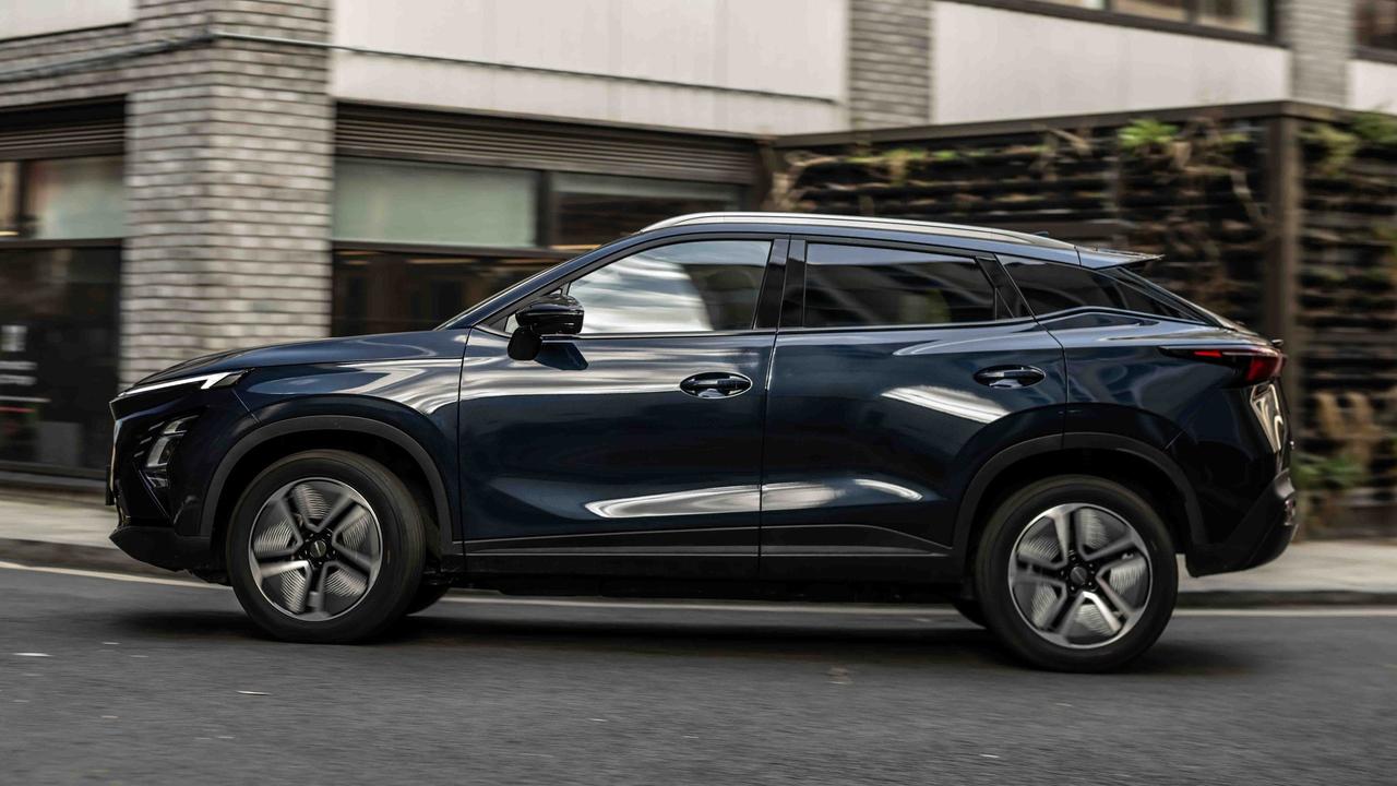 Omoda E5 driving side view