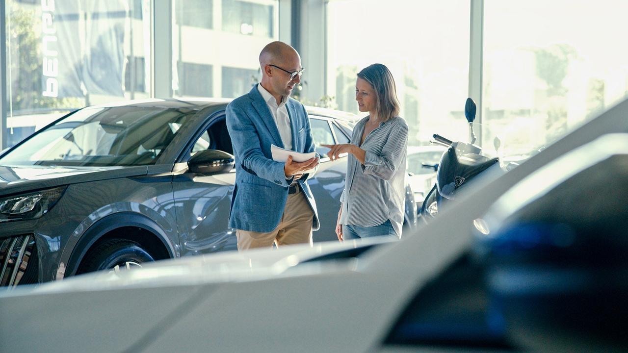 Car seller with customer